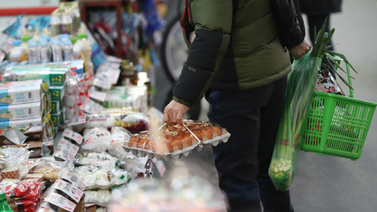 수출과 민간소비가 나아지면서 1분기 경제성장률이 속보치보다 0.1%포인트 오른 1.7%를 기록했다.(연합뉴스)